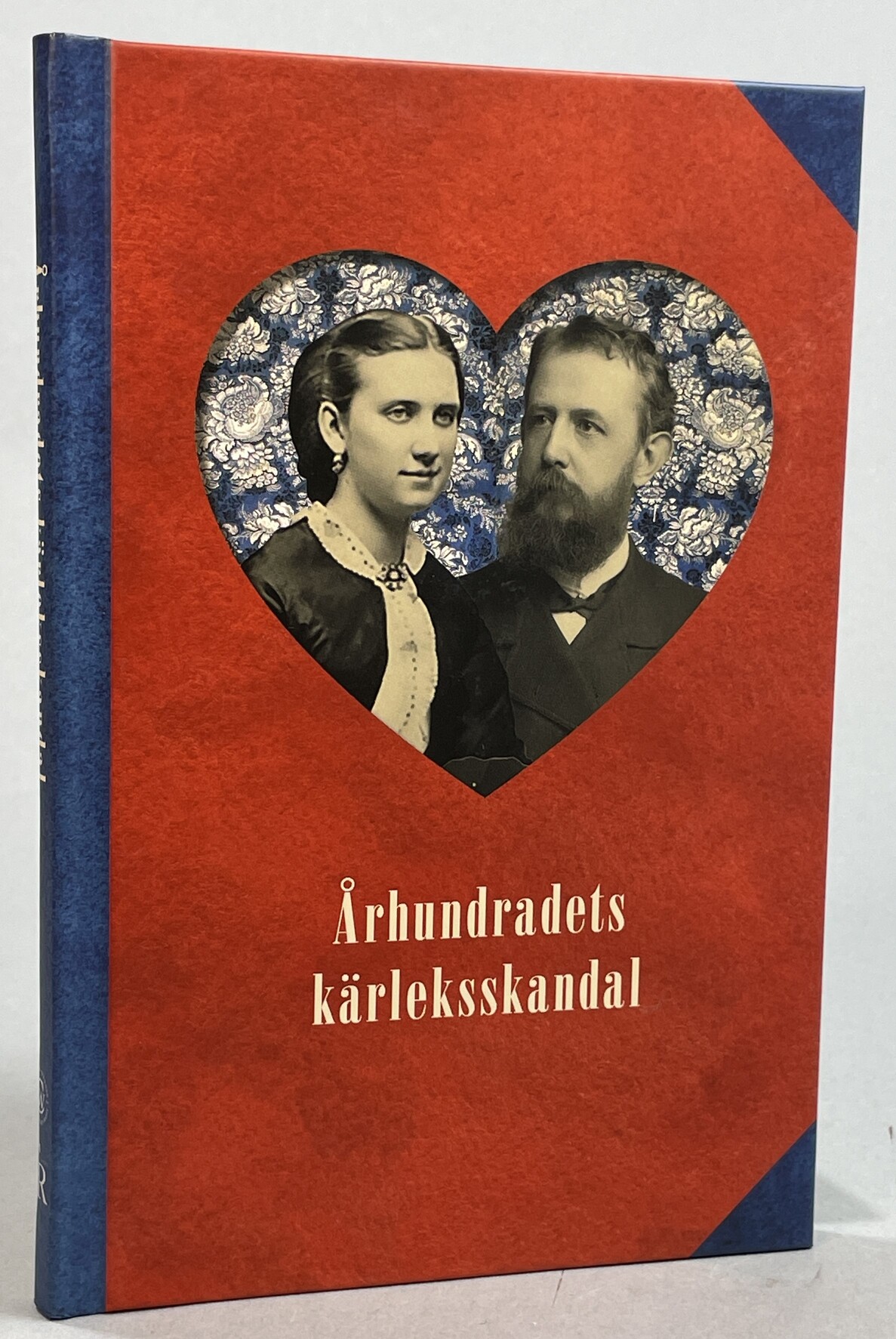 Århundradets kärleksskandal. En berättelse om kärlek i 1800-talets Sverige. [Utg. av] Gröndahl & Rietz.