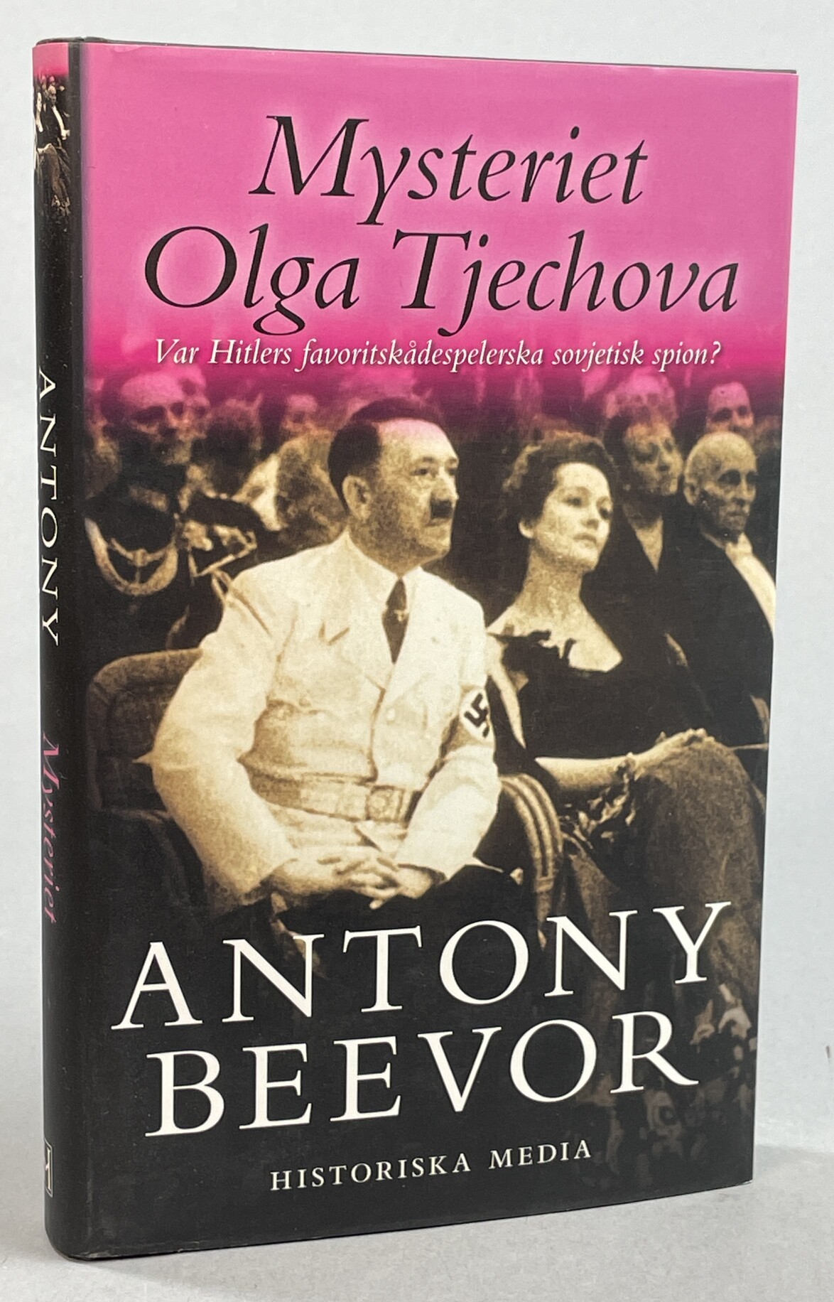 Mysteriet Olga Tjechova. Var Hitlers favoritskådespelerska sovjetisk spion? Översättning: Ulf Gyllenhak. [Utg. av] Historiska Media.