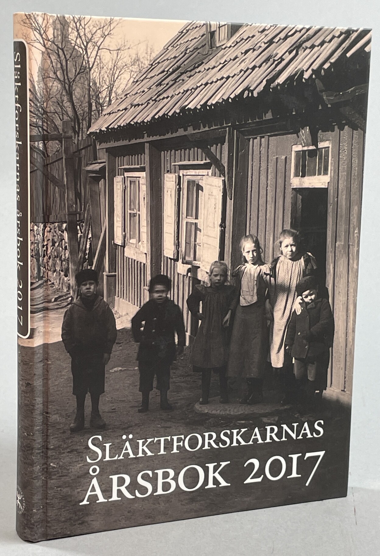 Släktforskarnas årsbok 2017. Utgiven av Sveriges Släktforskarförbund.
