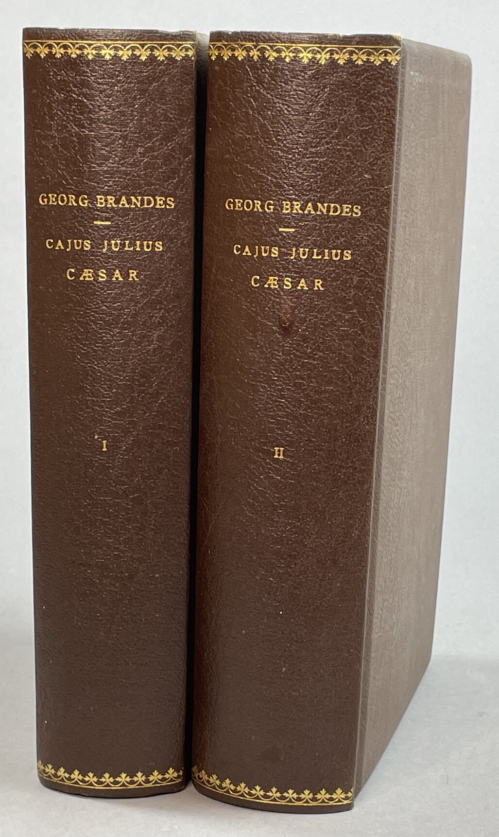 Cajus Julius Cæsar. Översättning av Axel Berggren. Förra delen. [... Senare delen]. [Utg. av] Fröléen & Comp.