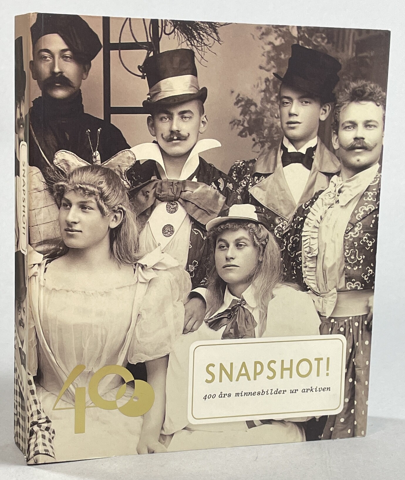Snapshot! 400 års minnesbilder ur arkiven. [Utg. av] Liber Förlag.