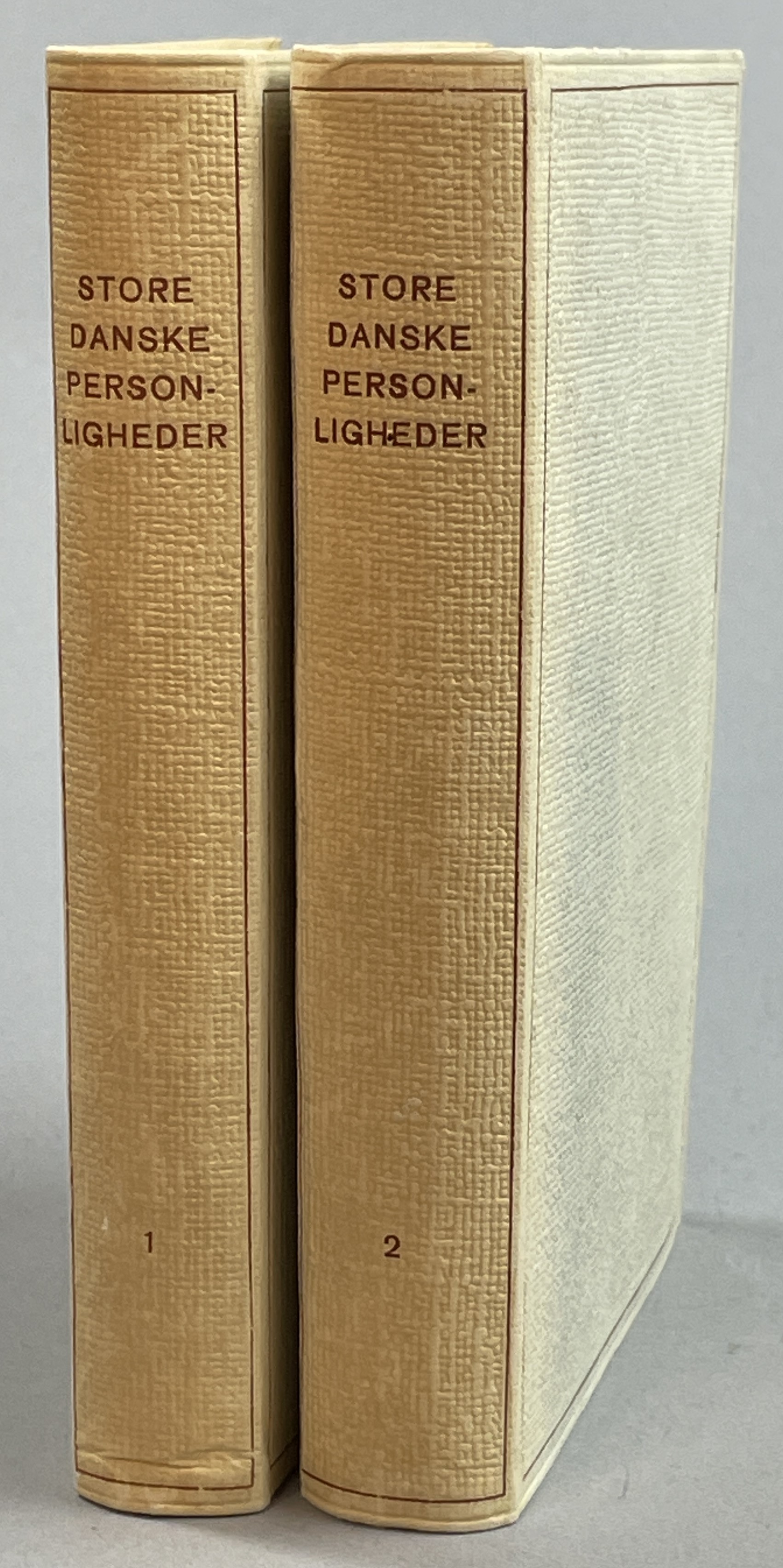 Store danske personligheder. I. Fra Knud den store til Christian X[... II. Fra Tycho Brahe til Niels Bohr]. Udgivet af Gavekomitéen 1945 ved Aage Bertelsen.