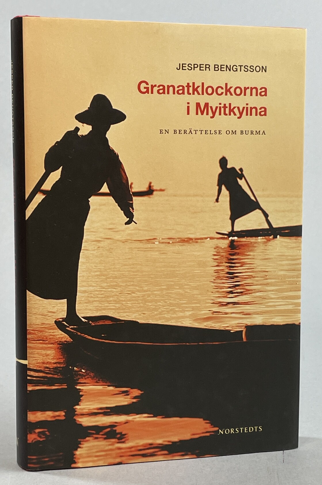 Granatklockorna i Myitkyina. En berättelse om Burma. [Utg. av] Norstedts.