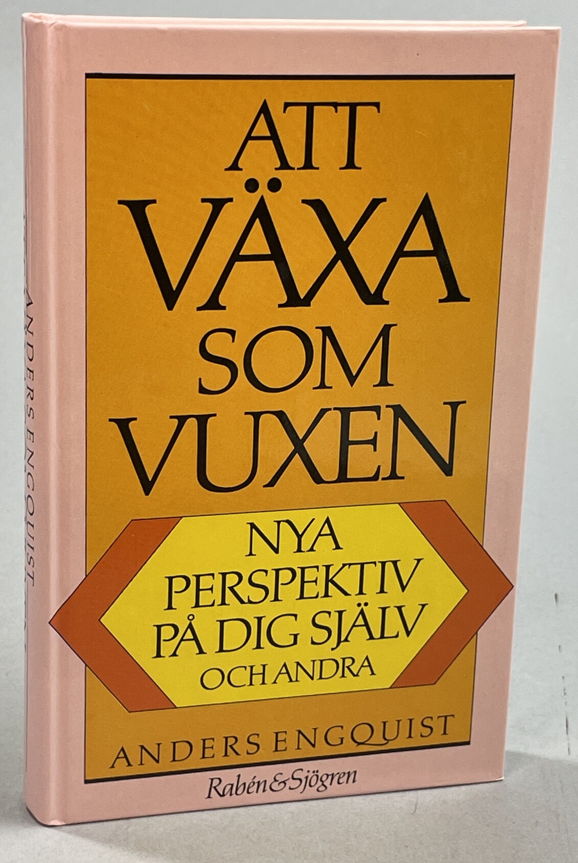 Att växa som vuxen. Nya perspektiv på dig själv och andra. [Utg. av] Rabén & Sjögren.
