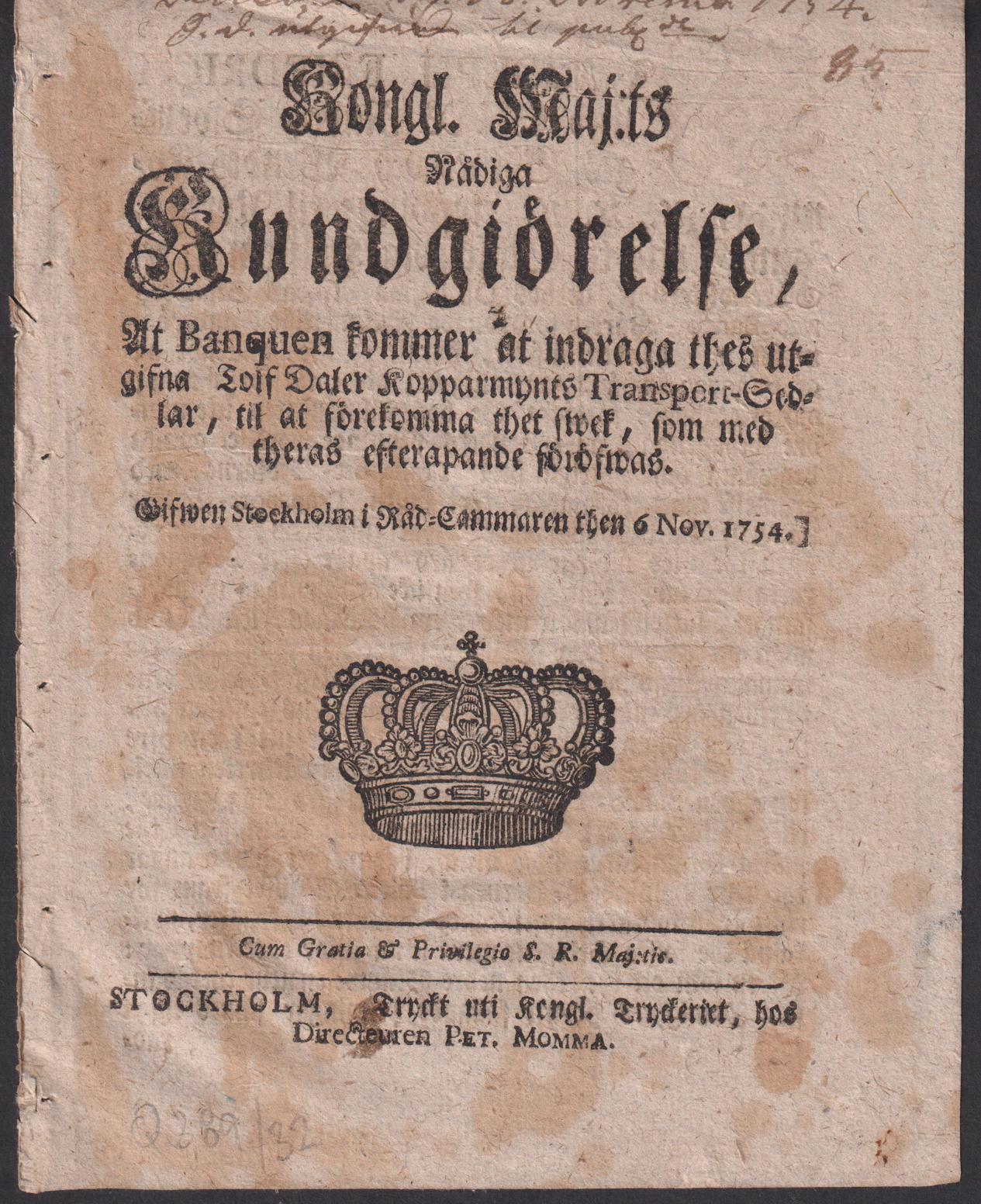 Kongl. Maj:ts Nådiga Kundgiörelse, At Banquen kommer at indraga thes utgifna Tolf Daler Kopparmynts Transport-Sedlar, til at förekomma thet swek, som med theras efterapande föröfwas. Gifwen Stockholm i Råd-Cammaren then 6. Nov. 1754.