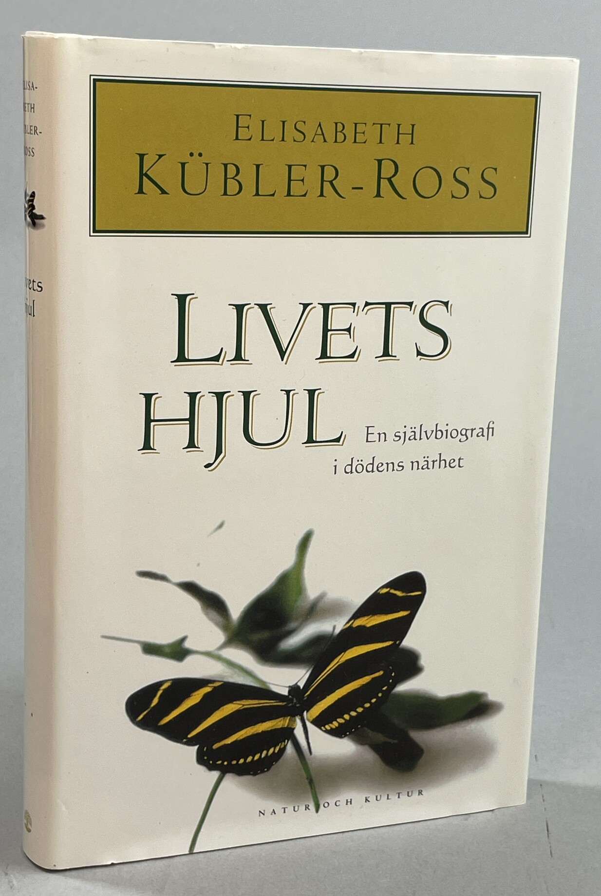 Livets hjul. En självbiografi i dödens närhet. Översättning av Göran Grip. [Utg. av] Natur och Kultur.