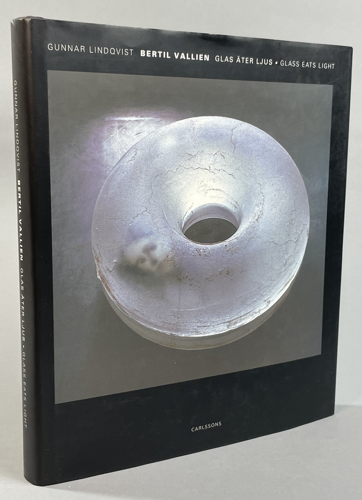 Bertil Vallien. Glas äter ljus / Glass eats light. Translation by Angela Adegren. [Utg. av] Carlssons.