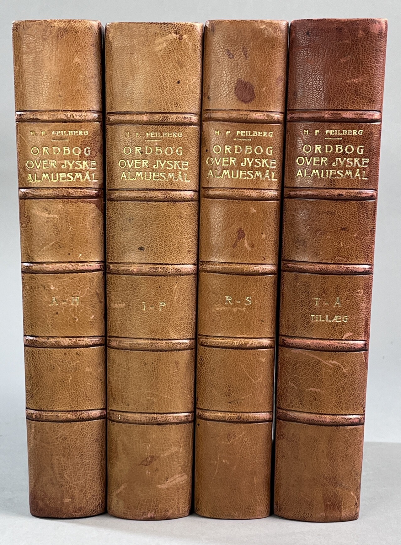 Bidrag til en Ordbog over jyske Almuesmål af H.F. Feilberg. Udgivet af Universitets-Jubilæets danske Samfund. Første bind. A-H. [... Andet bind. I-P; ... Tredie bind. R-S; ... Fjerde bind. T-Å. Tillæg].