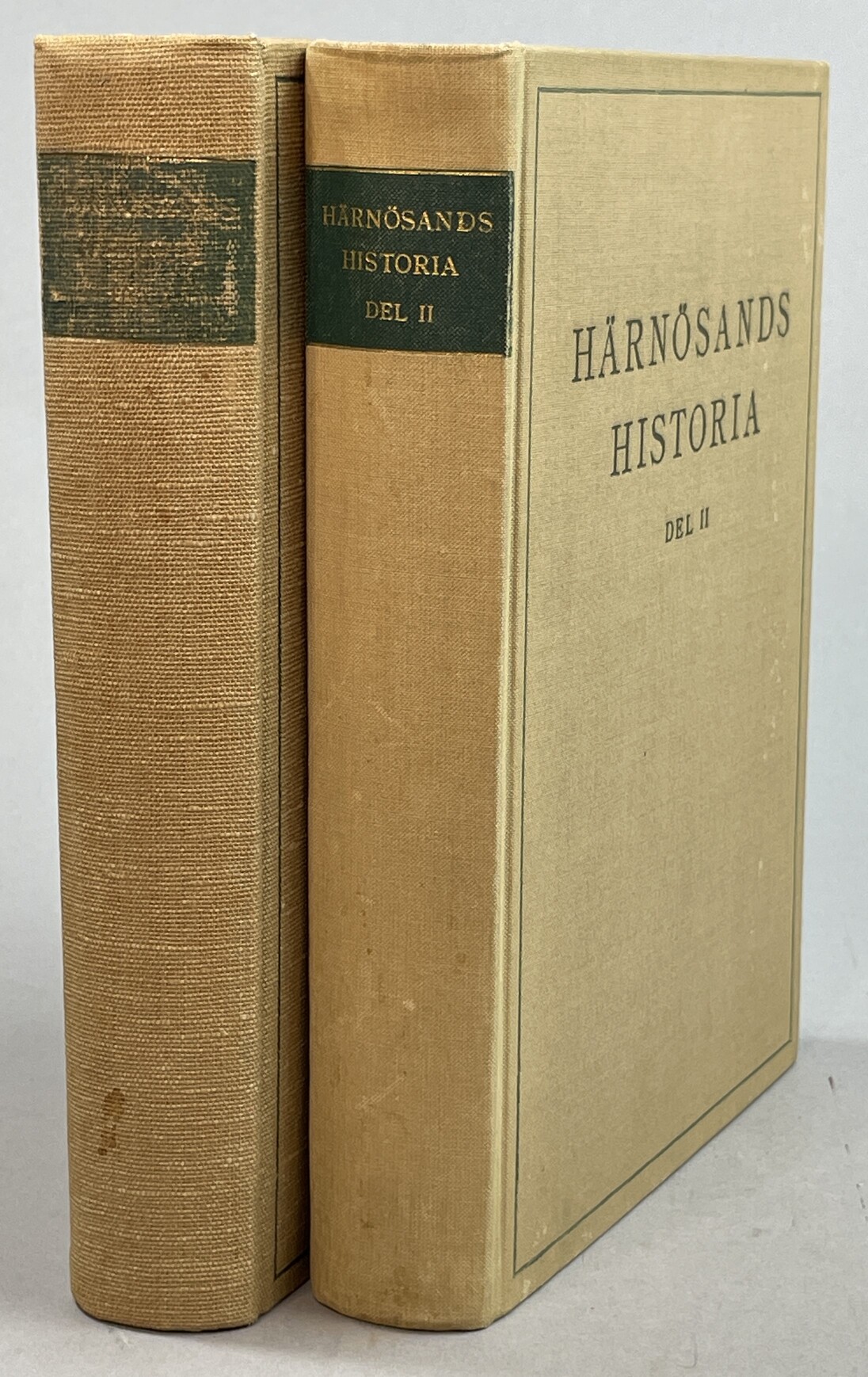Härnösands historia. Del 1. Tiden 1585-1721. Utgiven på uppdrag av Härnösands stadsfullmäktige vid stadens 350-årsjubileum år 1935. [... 2. Tiden 1721-1809].