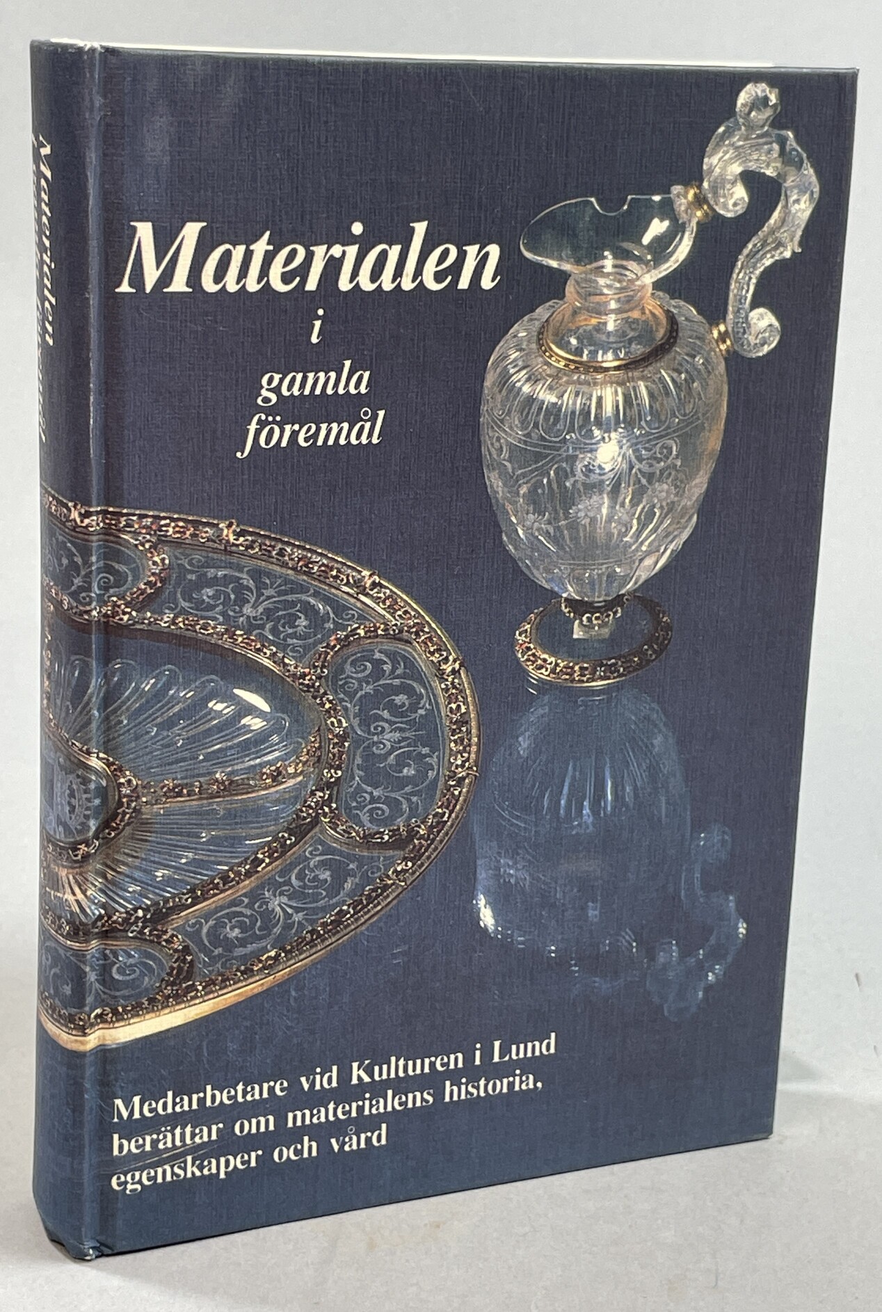 Materialen i gamla föremål. [Medarbetare vid Kulturen i Lund berättar om materialens historia, egenskaper och vård]. [Utg. av] Bokförlaget Signum.