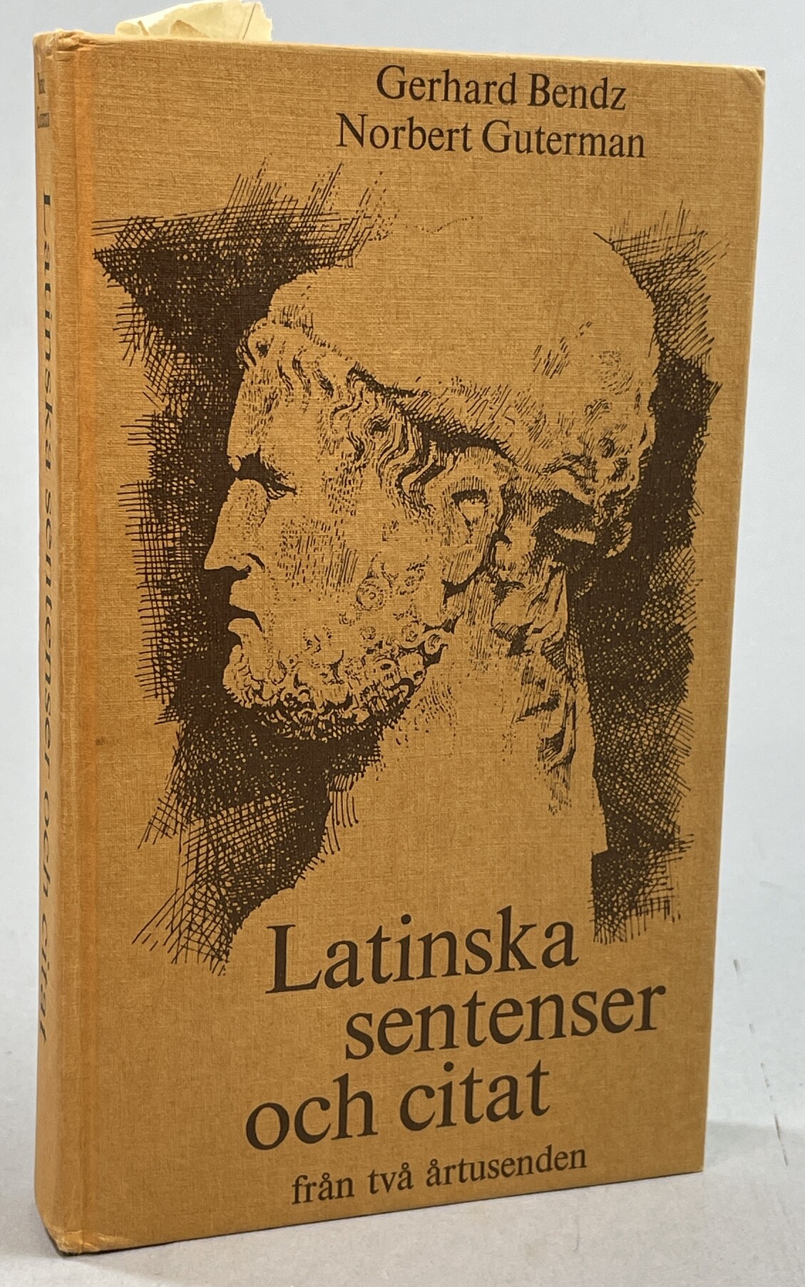 Latinska sentenser och citat från två årtusenden. Med översättning av Gerhard Bendz. Urval av Gerhard Bendz och Norbert Guterman. Teckningar av Acke Janson. [Utg. av] LiberFörlag.
