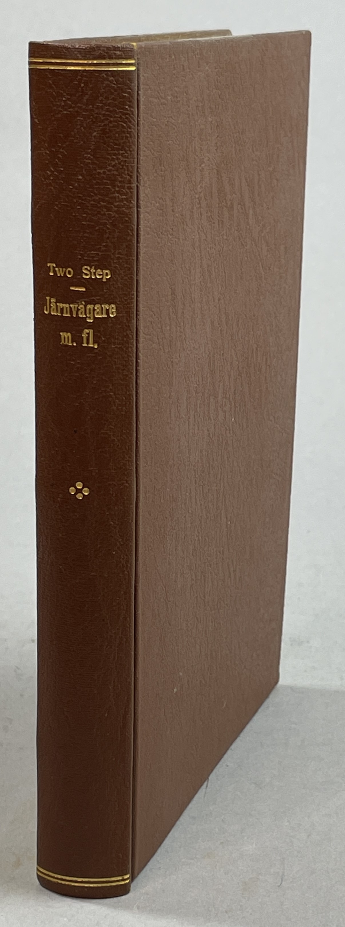 ‘Järnvägare’. Det bevingade hjulets folk. Berättelser och anekdoter samlade och utgivna av Two Step. [tillsammans med:] Det strejkande lokomotivet och andra historier. Humoresker av Two Step. [Utg. av] Aktiebolaget Framtidens bokförlag.