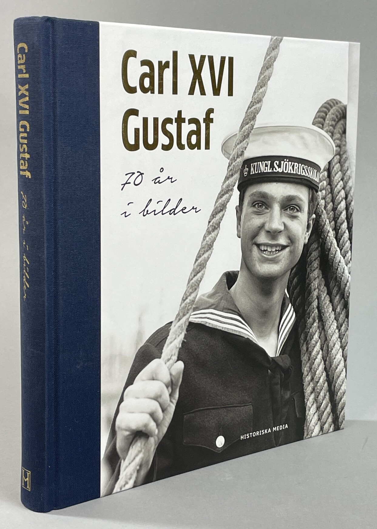 Carl XVI Gustaf. 70 år i bilder. [Utg. av] Historiska Media.
