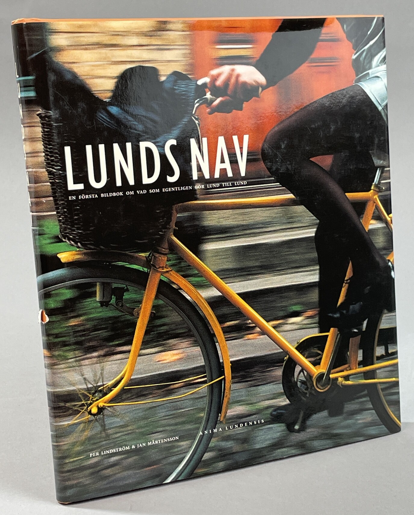 Lunds nav. [En första bilderbok om vad som egentligen gör Lund till Lund]. [Utg. av] Bild & Media AB.