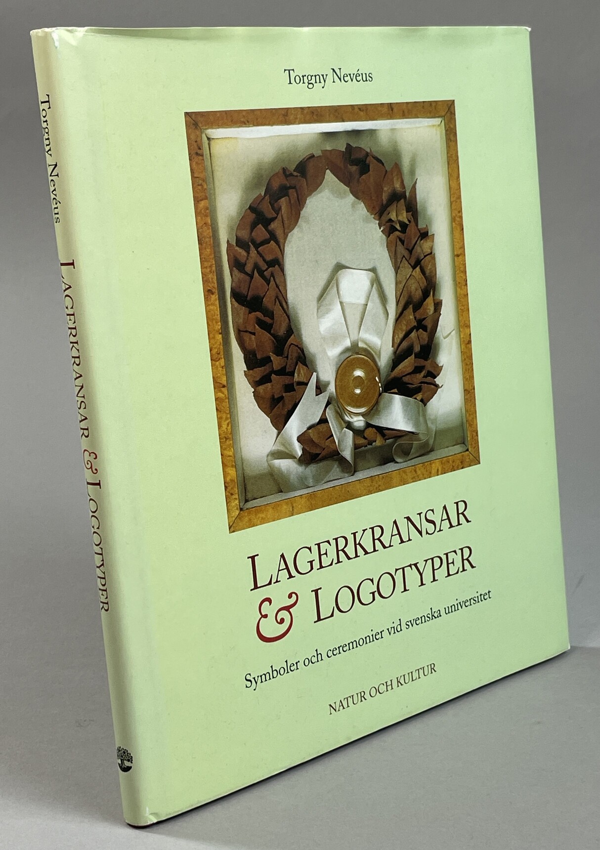 Lagerkransar & logotyper. Symboler och ceremonier vid svenska universitet. [Utg. av] Natur och Kultur.