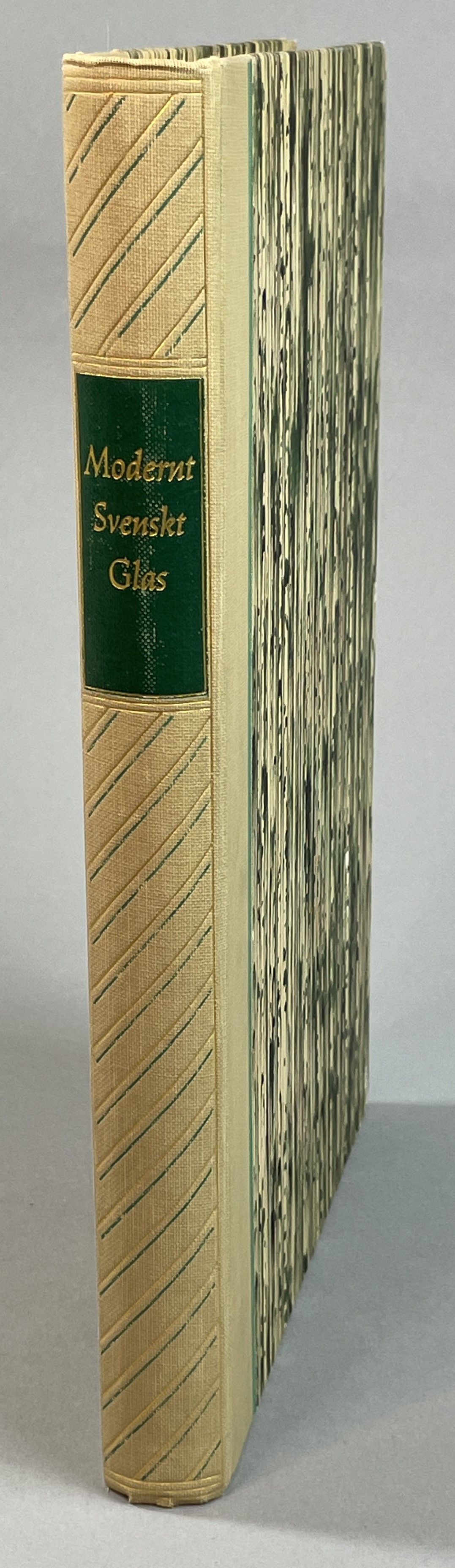 Modernt svenskt glas. Utveckling. Teknik. Form. [Utg. av] Jonson & Winter förlagsaktiebolag.