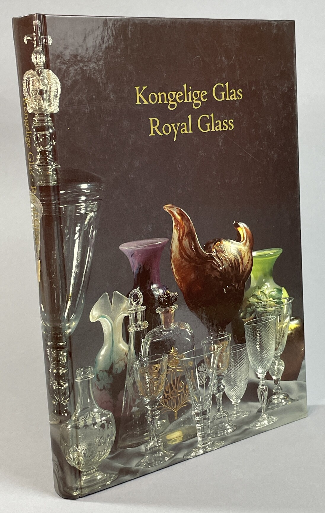Kongelige glas. Udstilling af drikkeglas, glasservicer og pokaler gennem 400 år / Royal glass. An exhibition of four centuries of table glass, glass services, and goblets.