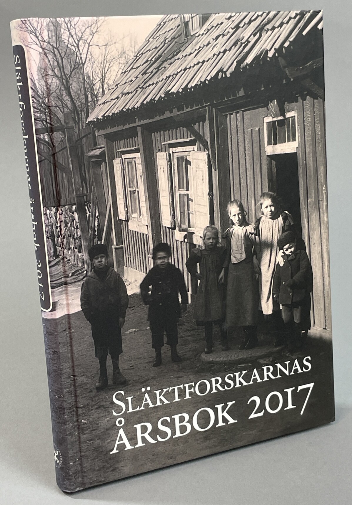 Släktforskarnas årsbok 2017. Utgiven av Sveriges Släktforskarförbund.