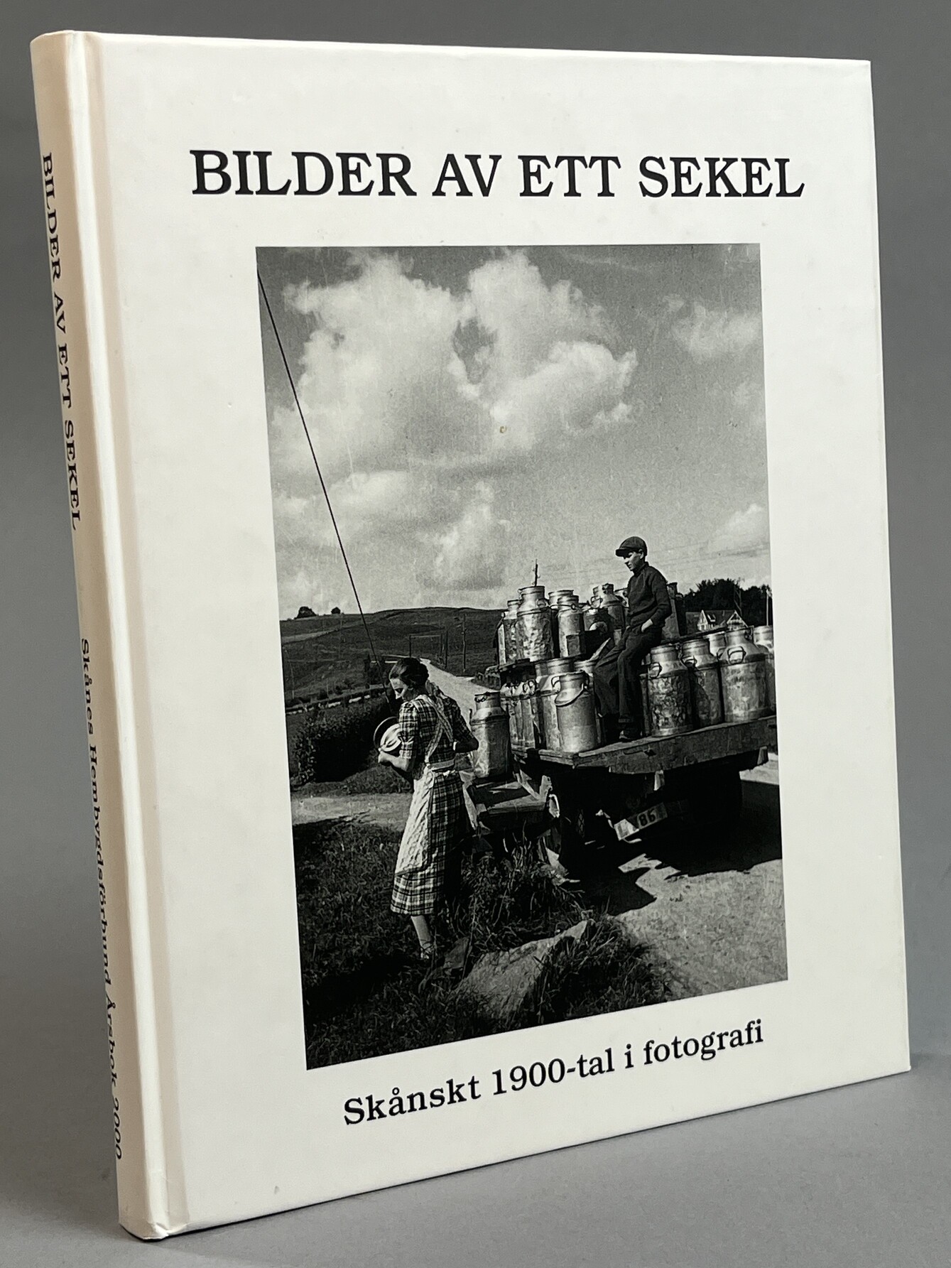 Bilder av ett sekel. Skånskt 1900-tal i fotografi. [Utg. av] Skånes hembygdsförbund.