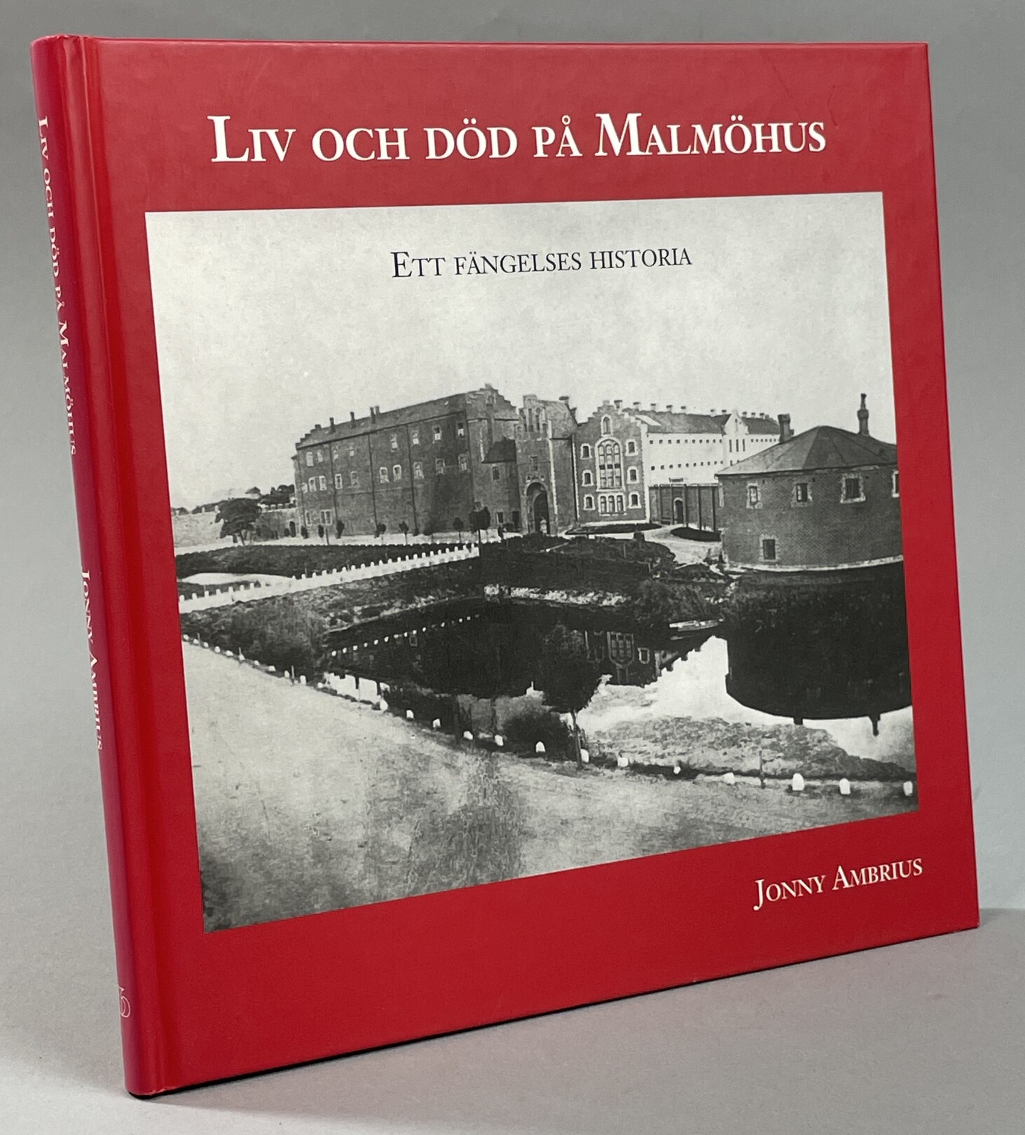 Liv och död på Malmöhus. Ett fängelses historia. [Utg. av] Corona förlag.
