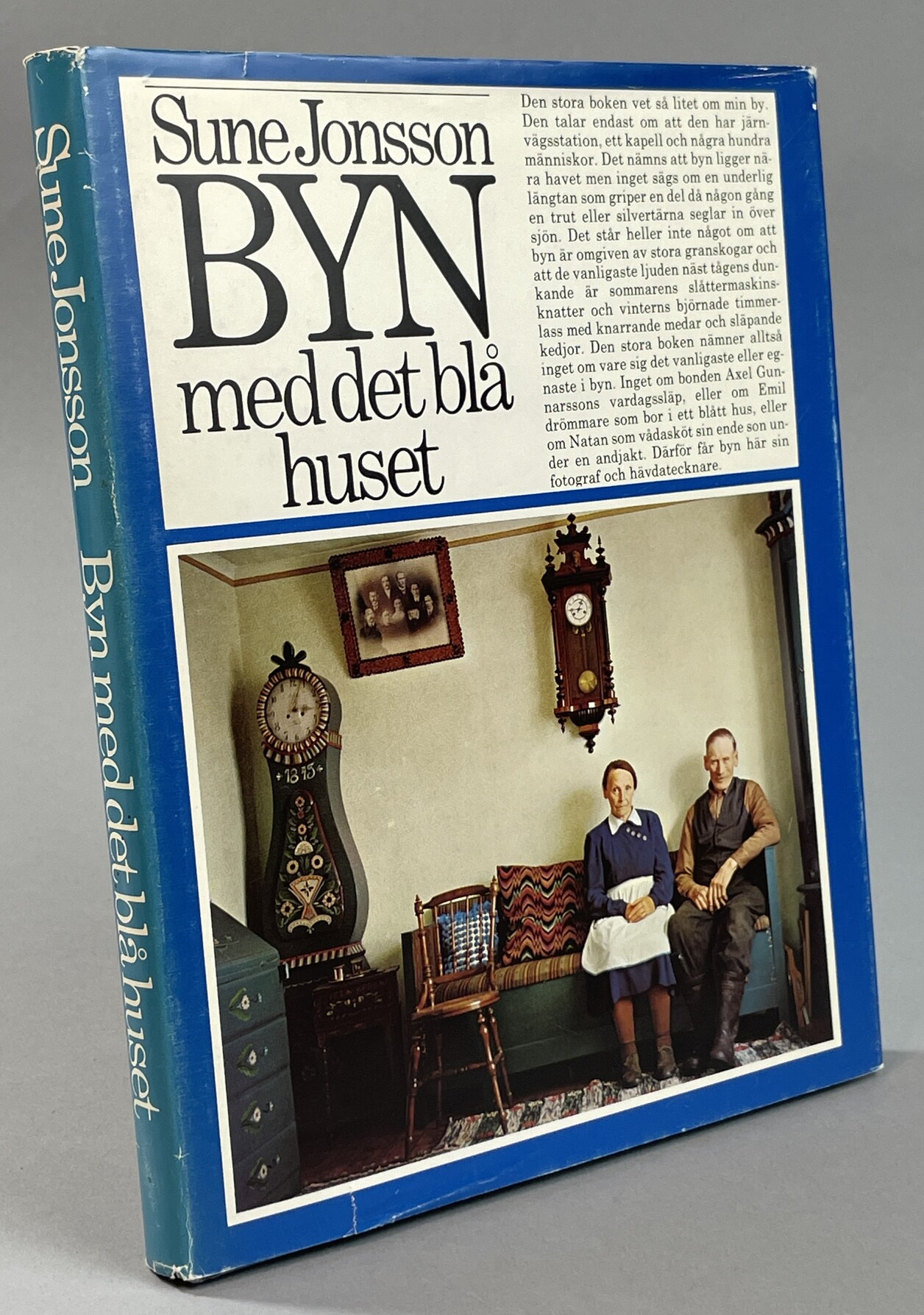 Byn med det blå huset. [Utg. av] Askild & Kärnekull.