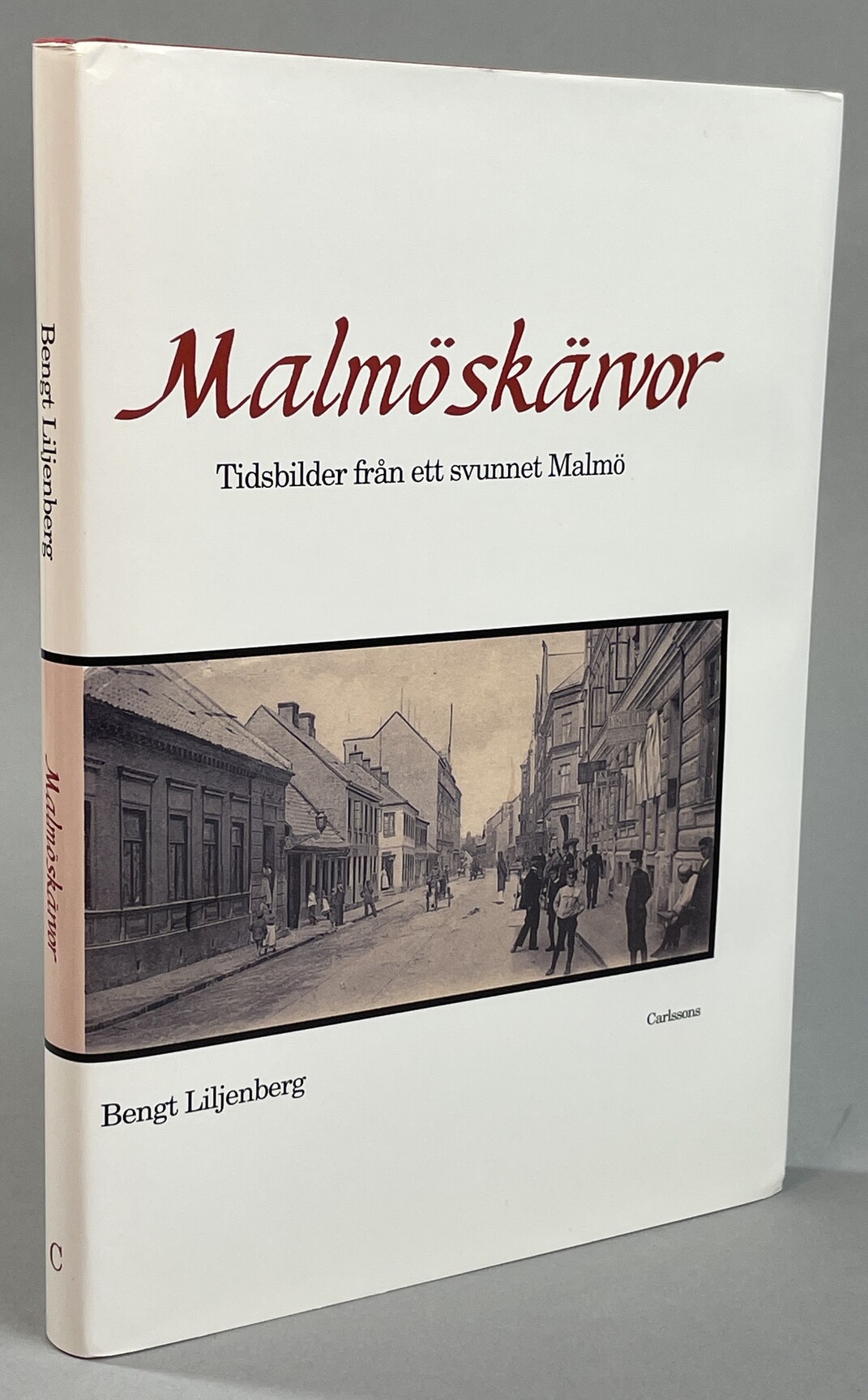 Malmöskärvor. Tidsbilder från ett svunnet Malmö med kultur och nöjesliv. [Utg. av] Carlsson Bokförlag.