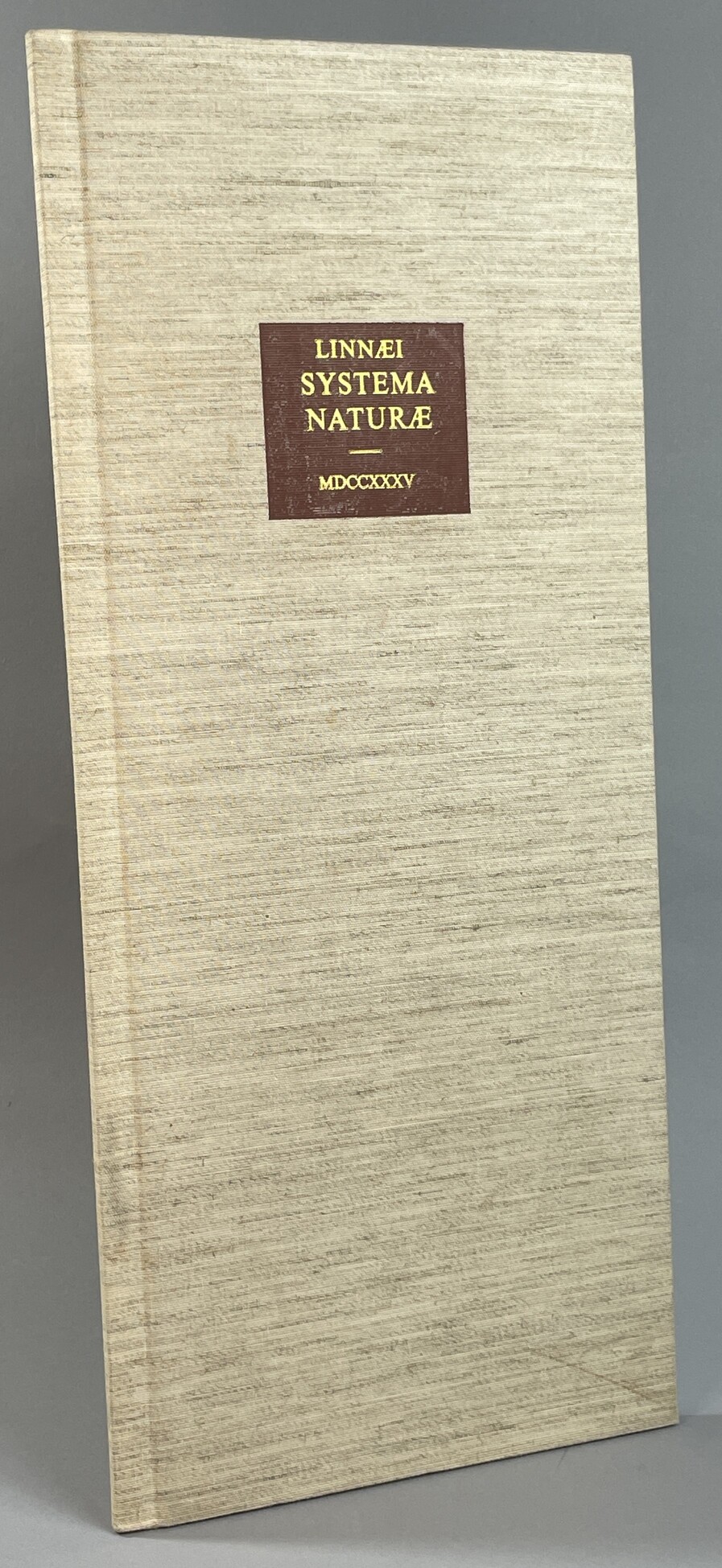 Carolus Linnæus. Systema naturæ. Ed. I. Lugduni Batavorum MDCCXXXV. [Utg. av] Bokförlaget Rediviva.