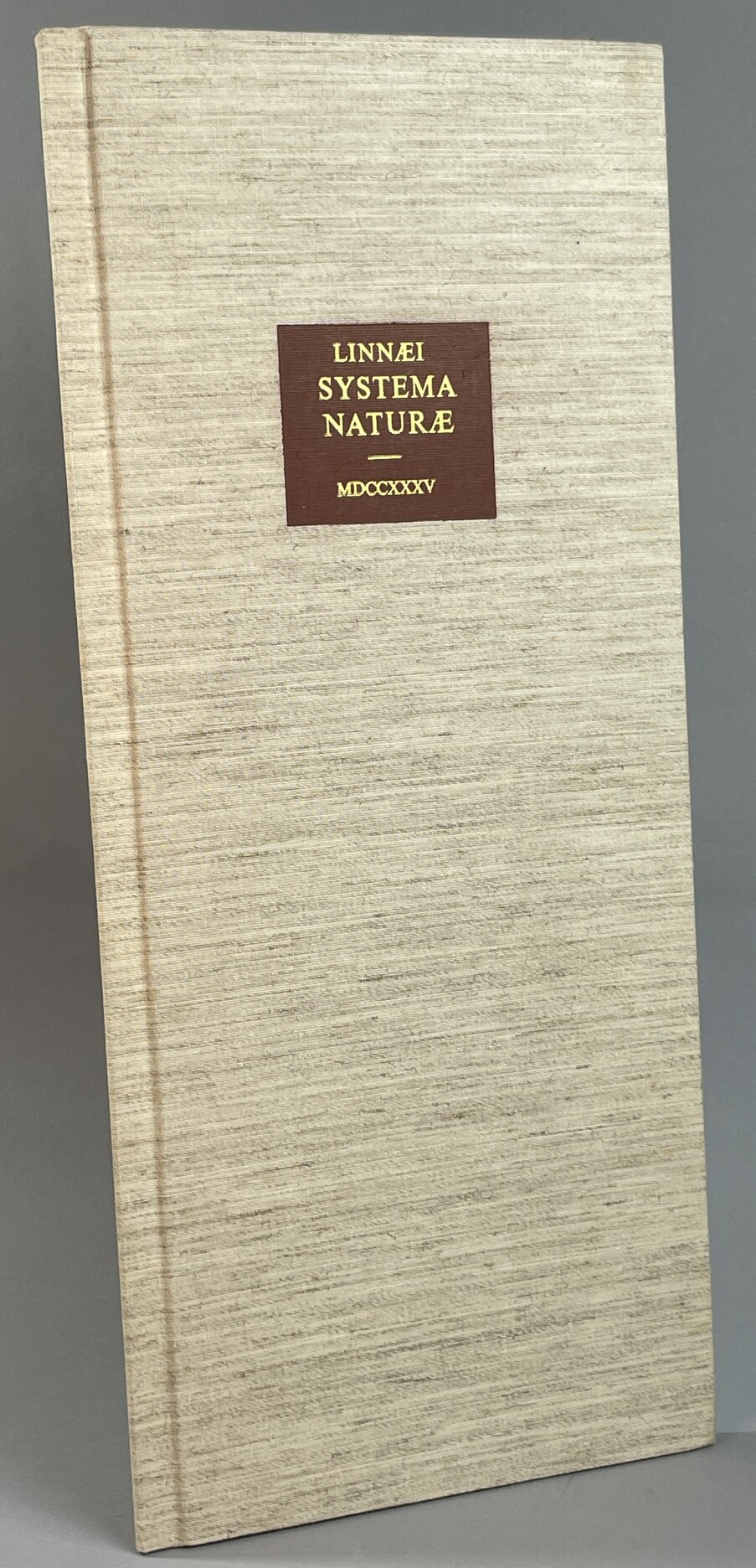 Carolus Linnæus. Systema naturæ. Ed. I. Lugduni Batavorum MDCCXXXV. [Utg. av] Bokförlaget Rediviva.
