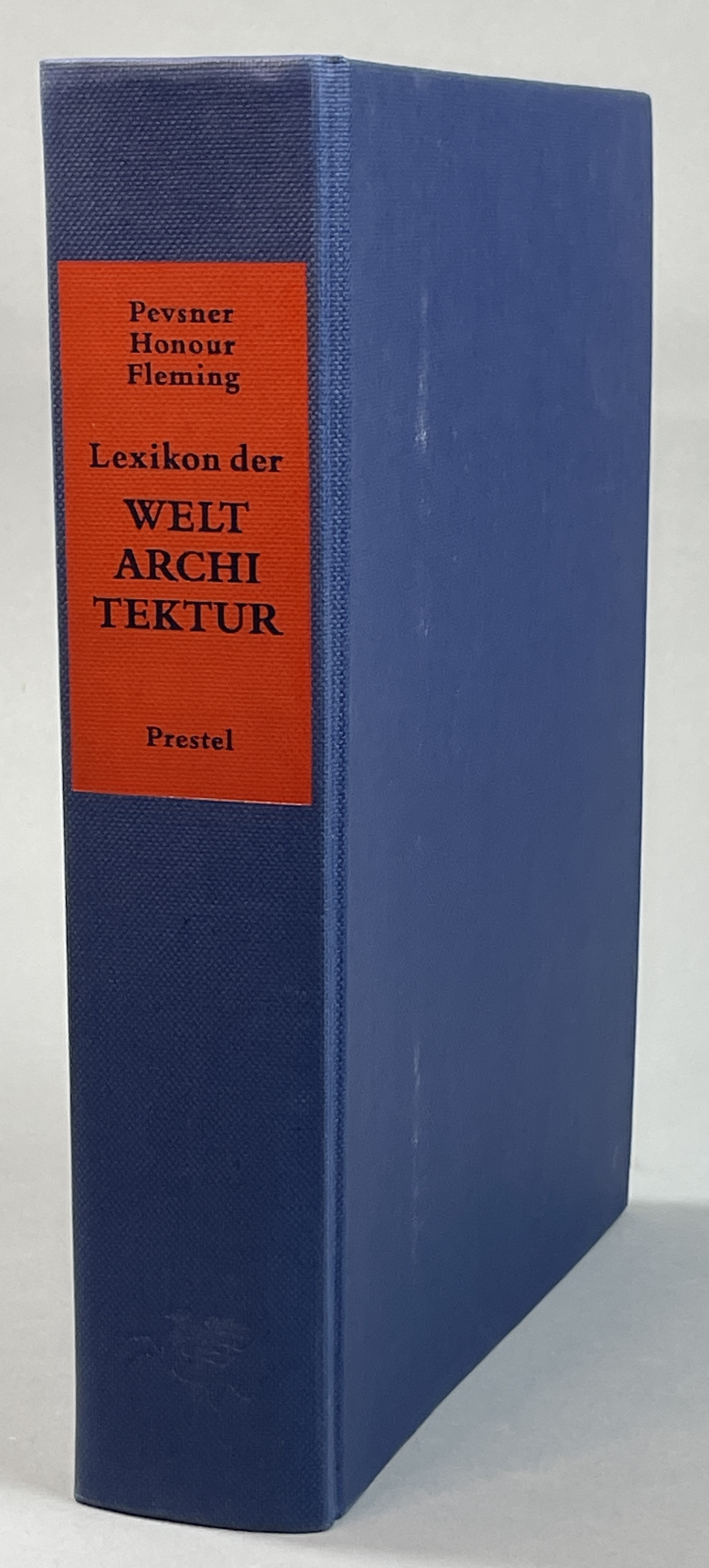 Lexikon der Weltarchitektur. Zweite, erweiterte Auflage. Mit einer umfassenden Bibliographie und einem Ortsregister der Abbildungen.