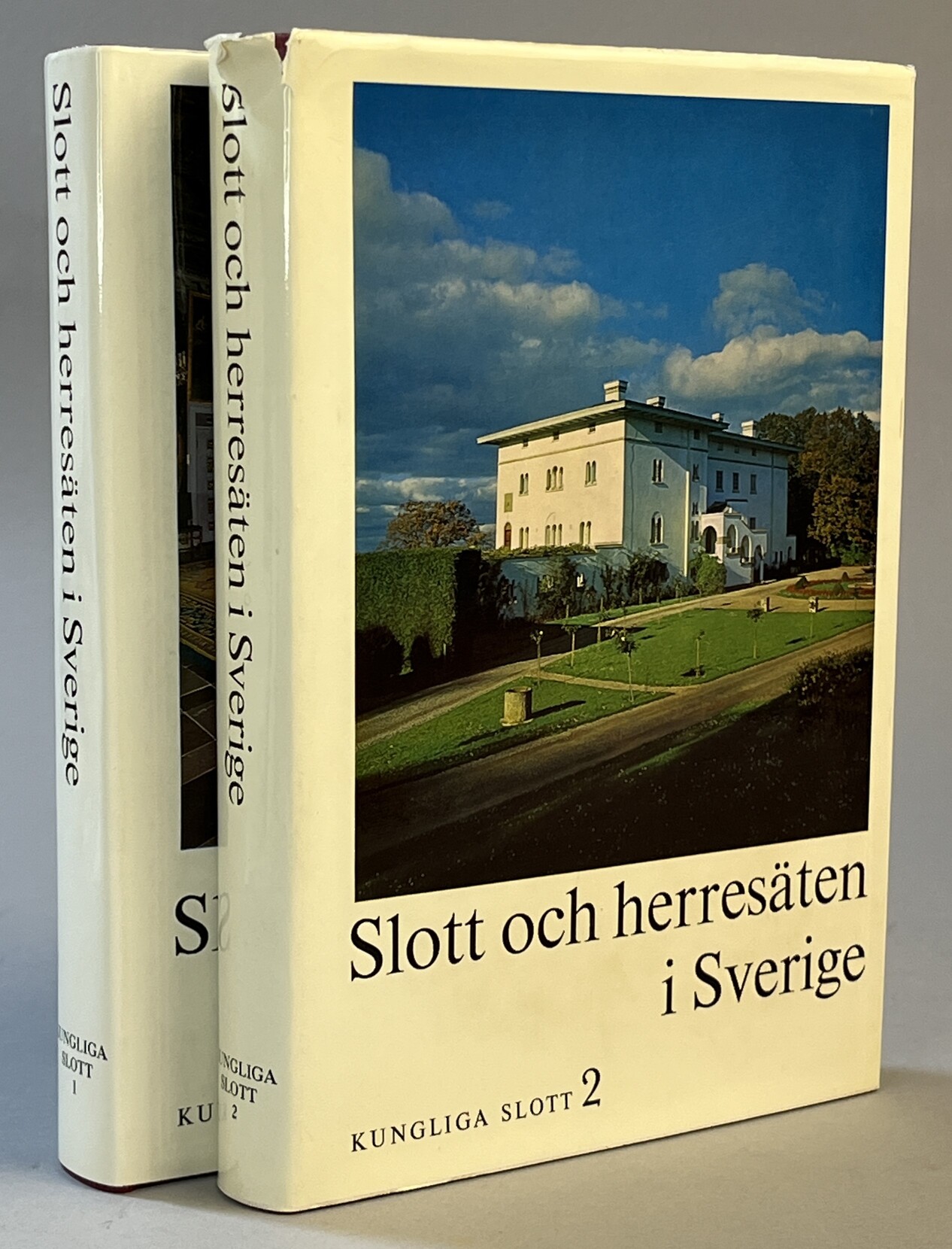 Slott och herresäten i Sverige. De kungliga slotten av Boo von Malmborg med bidrag av C.-F. Palmstierna. Första bandet. Kungliga slottet i Stockholm, Drottningholm, Ulriksdal och Sofiero. [... Andra bandet. Gripsholm, Haga, Rosendal, Rosersberg, Strömsholm och Tullgarn samt Solliden, Stenhammar och Prins Eugens Waldemarsudde]. [Utg. av] Allhems förlag.