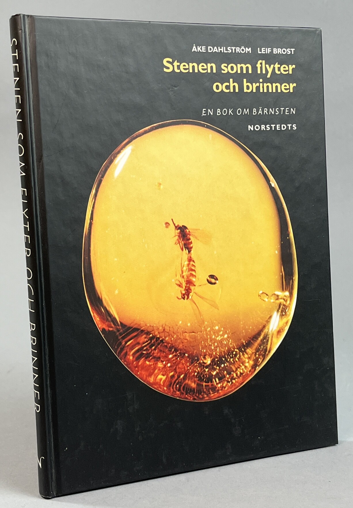 Stenen som flyter och brinner. En bok om bärnsten. Bildval och faktagranskning Leif Brost. [Utg. av] Norstedts.