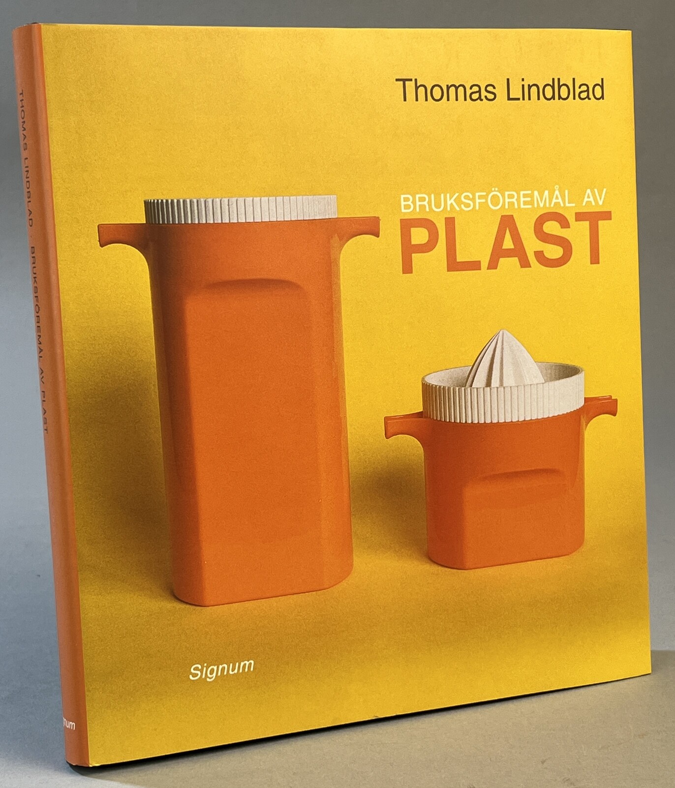 Bruksföremål av plast. Materialen, formgivarna, fabrikerna. [Utg. av] Signum.