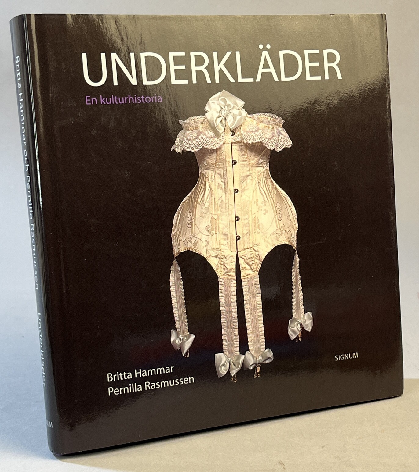 Underkläder. En kulturhistoria. [Utg. av] Bokförlaget Signum.