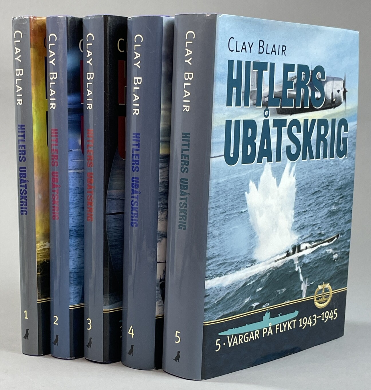 Hitlers ubåtskrig. 1. Vargar på jakt 1939-1940. [... 2. Vargar på jakt 1940-1941; ... 3. Vargar på jakt 1941-1942; ... 4. Vargar på jakt 1943; ... 5. Vargar på jakt 1943-1945]. Svensk bearbetning: Richard Areschoug. [Utg. av] Hjalmarson & Högberg.