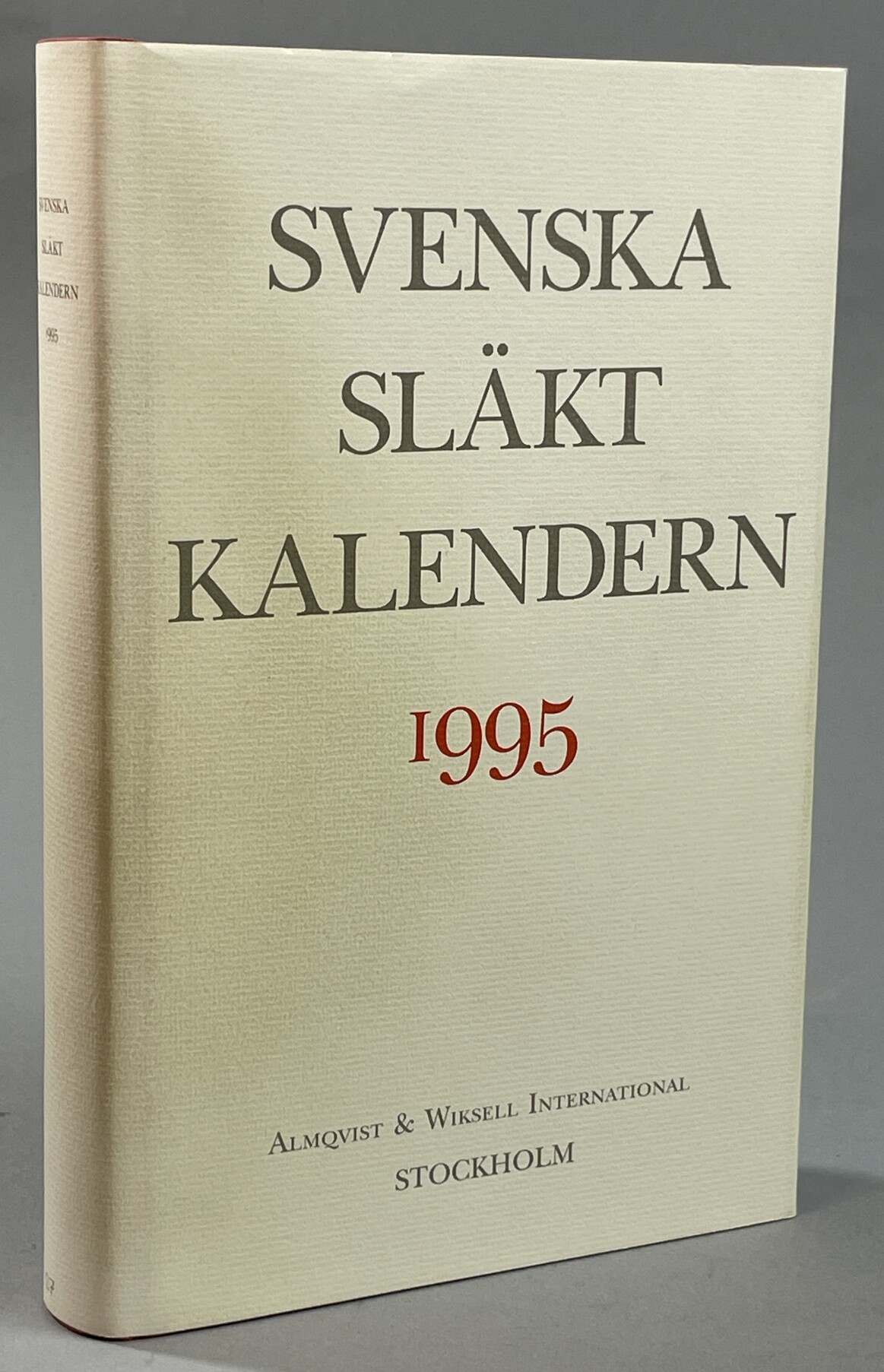 Svenska släktkalendern 1995. Utgiven av Ullagreta Carlsson, Leif Gidlöf, Pontus Möller, Wilhelm Odelberg. Tjugosjunde årgången (Ny följd). Innehåller även förteckning över ingifta (manliga och kvinnliga).