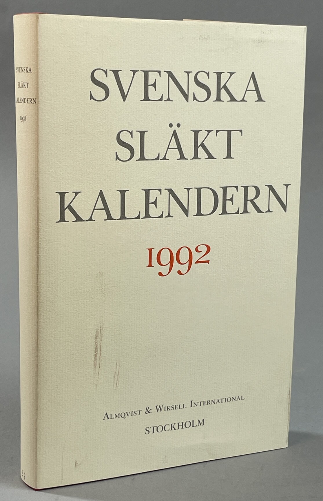 Svenska släktkalendern 1992. Utgiven av Gösta Berg, Ullagreta Carlsson, Pontus Möller, Wilhelm Odelberg. Tjugosjätte årgången (Ny följd). Innehåller även förteckning över ingifta (manliga och kvinnliga).