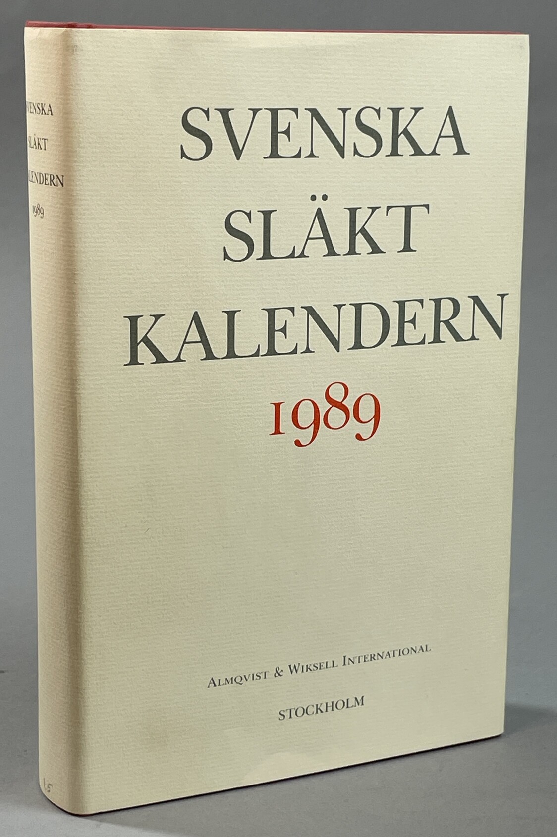 Svenska släktkalendern 1989. Utgiven av Gösta Berg, Ullagreta Carlsson, Pontus Möller, Wilhelm Odelberg. Tjugofemte årgången (Ny följd). Innehåller även förteckning över ingifta (manliga och kvinnliga).