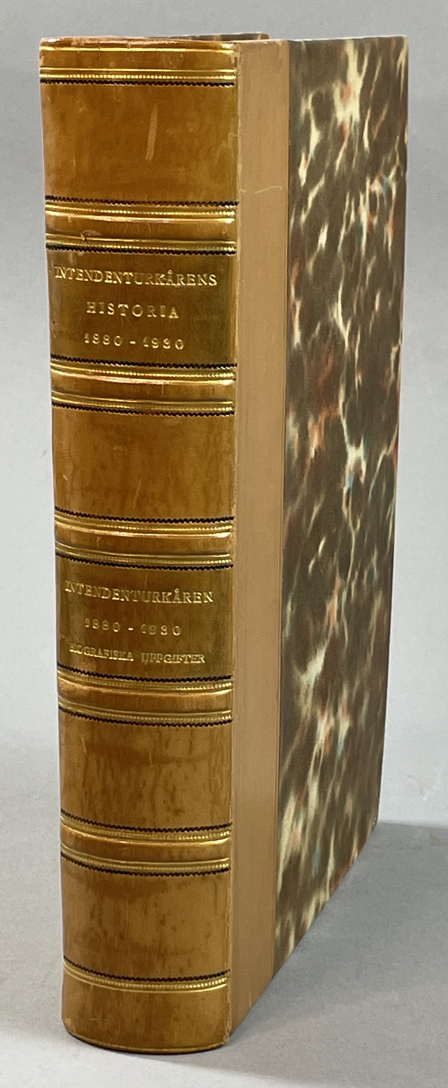 Intendenturkårens historia 1880-1930 jämte inledande översikt över arméns intendenturväsende i äldre tider, utarbetad inom Intendenturstaben. + Intendenturkåren 1880-1930. Biografiska uppgifter över Intendenturkårens personal under kårens första femtio år.