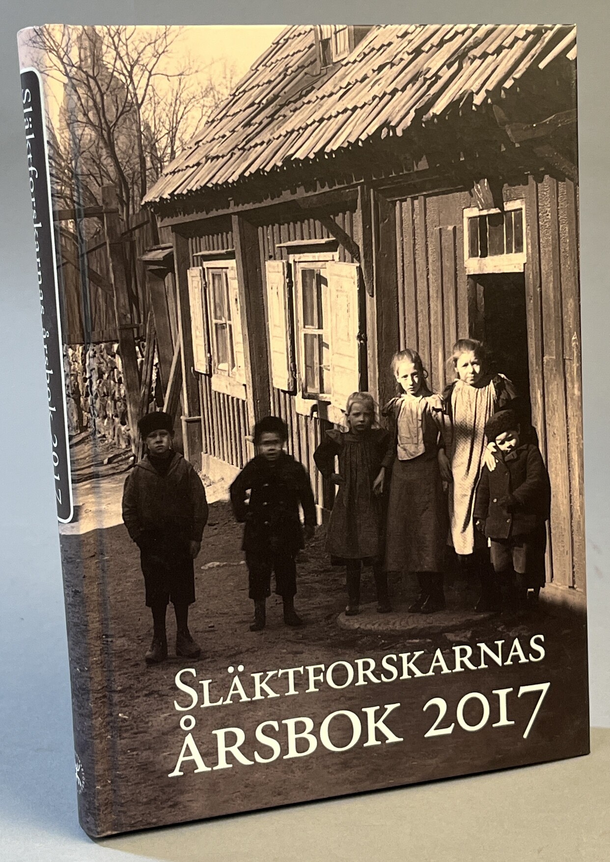 Släktforskarnas årsbok 2017. Utgiven av Sveriges Släktforskarförbund.