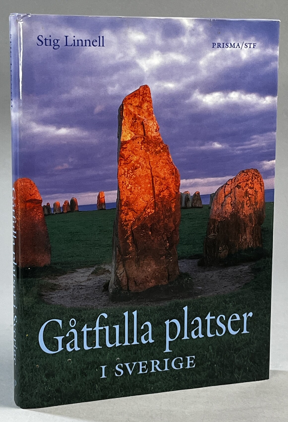 Gåtfulla platser i Sverige. [Utg. av] Prisma i samarbete med Svenska Turistföreningen.
