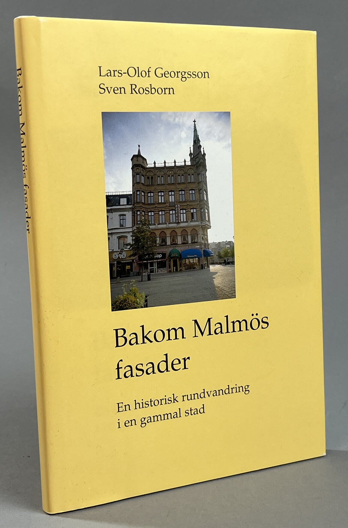 Bakom Malmös fasader. En historisk rundvandring i en gammal stad. [Utg. av] Liber Förlag.
