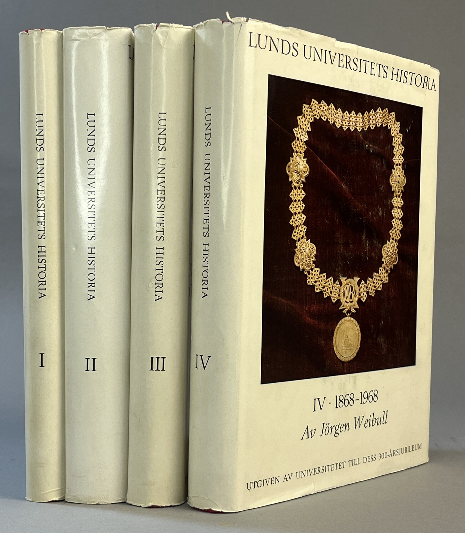 Lunds universitets historia I. 1668-1709, av Jerker Rosén. [... II. 1710-1789, av Gösta Johannesson; ... III. 1790-1867, av Krister Gierow; ... IV. 1868-1968, av Jörgen Weibull]. Utgiven av universitetet till dess 300-årsjubileum.