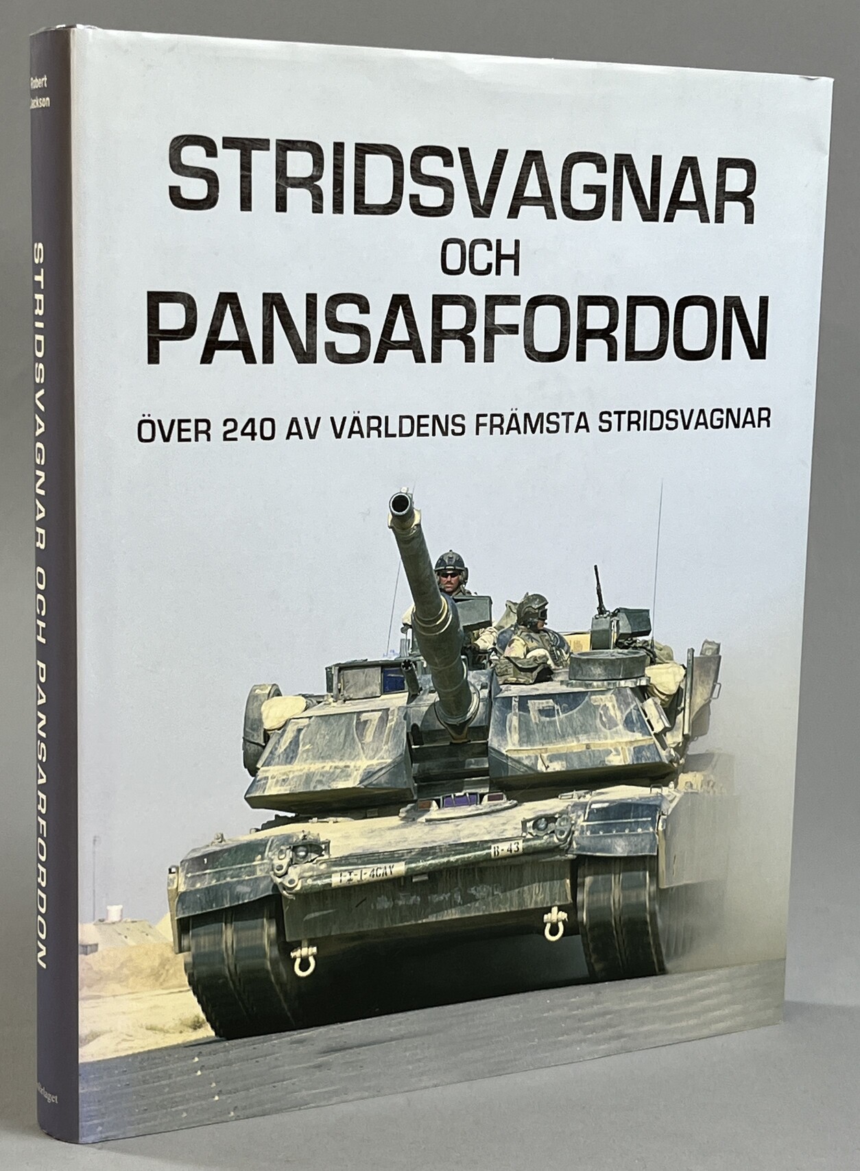 Stridsvagnar och pansarfordon. Över 240 av världens främsta stridsvagnar. [Utg. av] Läsförlaget.