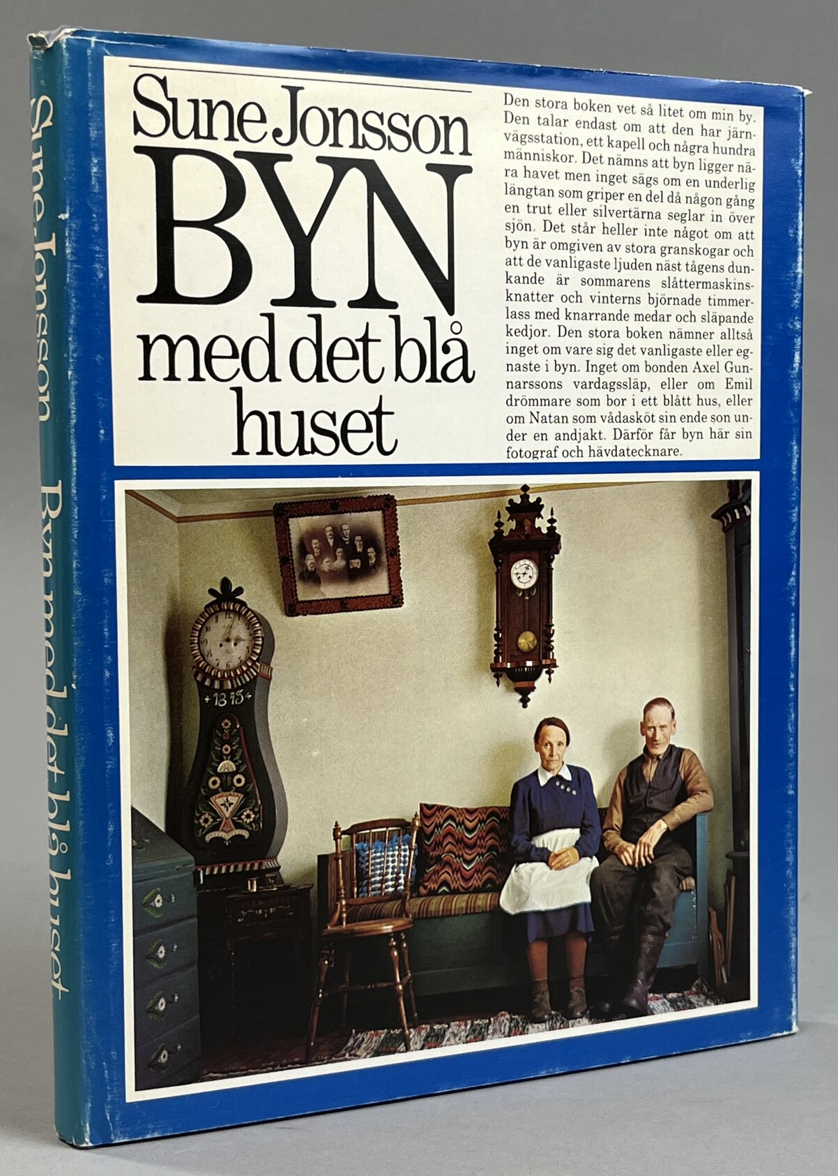 Byn med det blå huset. [Utg. av] Askild & Kärnekull.