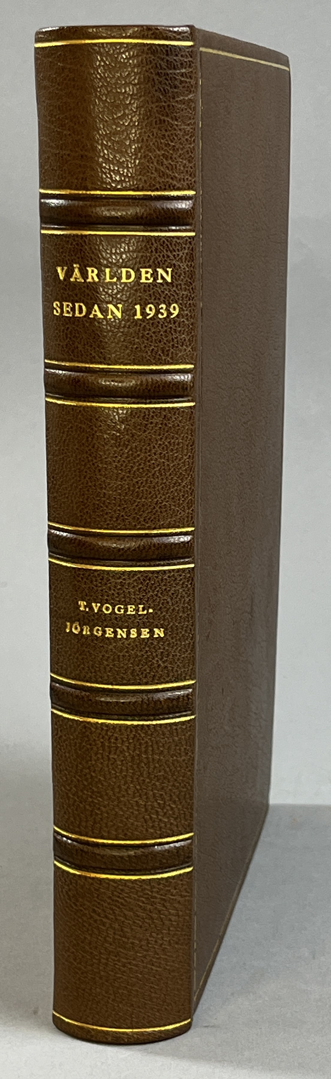 Världen sedan 1939. I bilder med text av T. Vogel-Jörgensen. Band 1 [... Band 2]. [Utg. av] Allhems förlag.