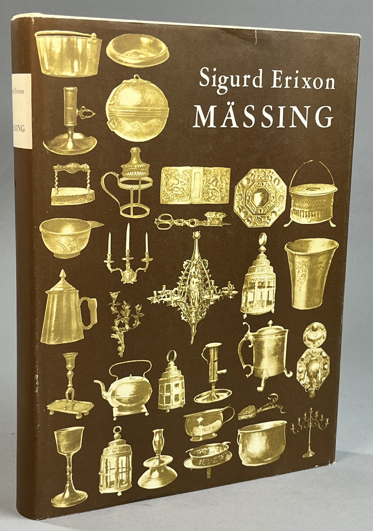 Mässing. Svenska manufakturer och konsthantverksprodukter under 400 år. [Utg. av] Walter Ekstrand bokförlag.
