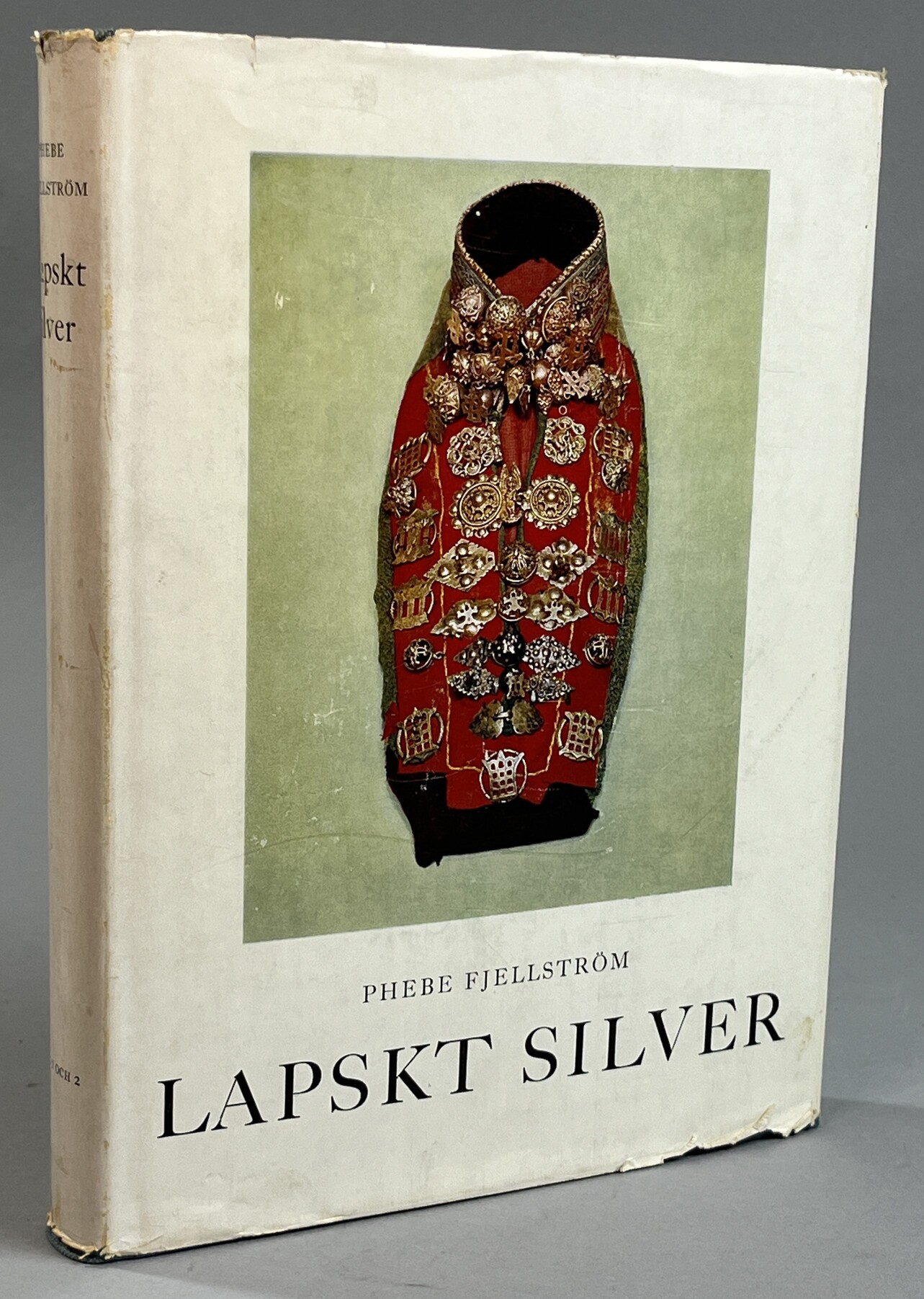 Lapskt silver. Studier över en föremålsgrupp och dess ställning inom lapskt kulturliv. 1. Textdel. With an English Summary. [... 2. Föremålskatalog]. [Utg. av] Almqvist & Wiksell.