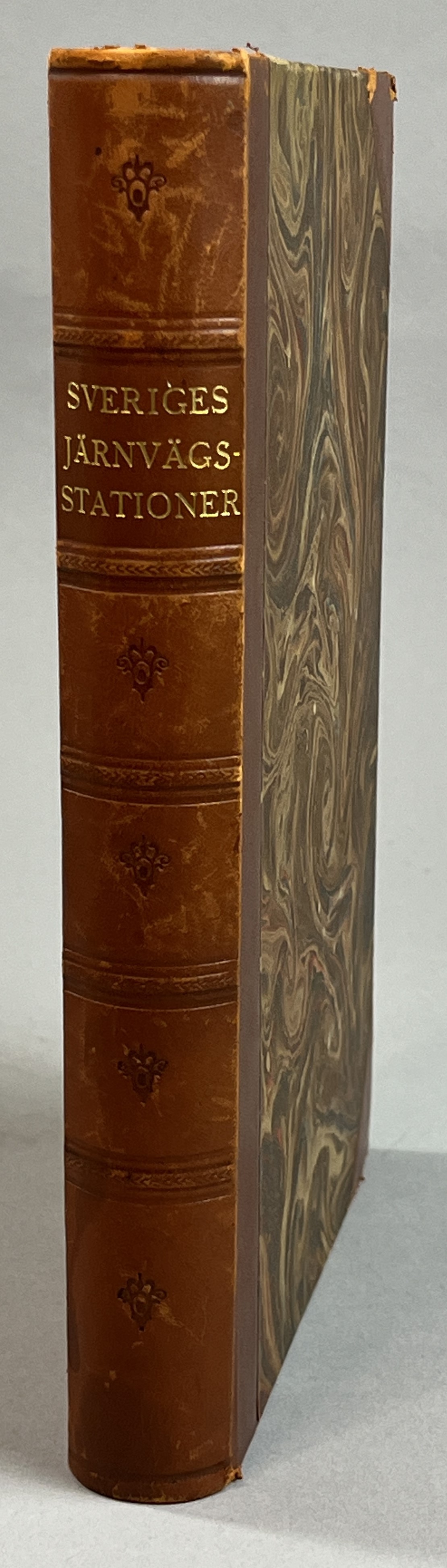 Sveriges järnvägsstationer. Illustrerad upplaga. Utarbetad av C.J. Johanneson ...