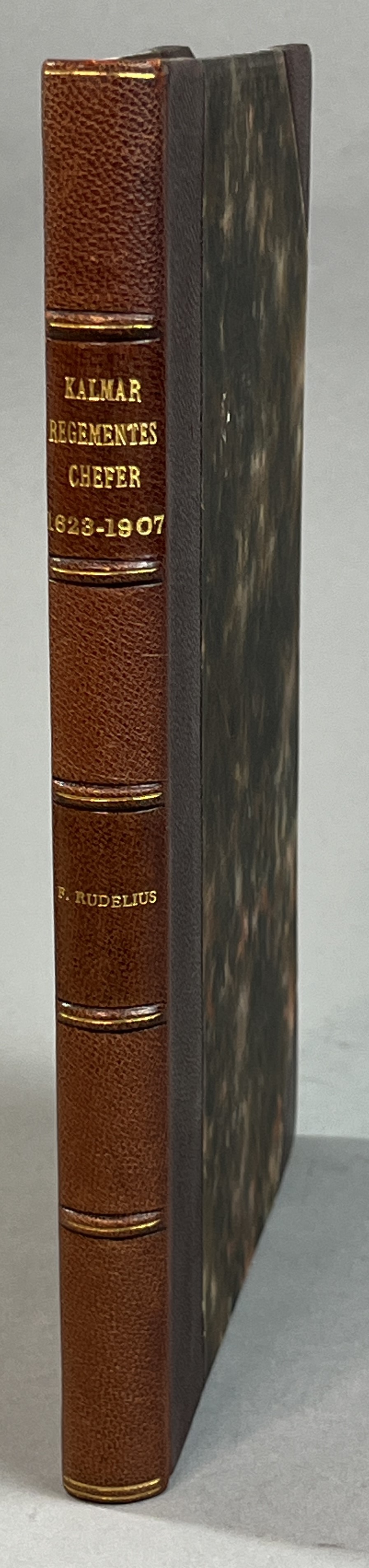 Kalmar regementes chefer 1623-1907. Biografiska anteckningar. Teckningar af Hedvig Björkman.