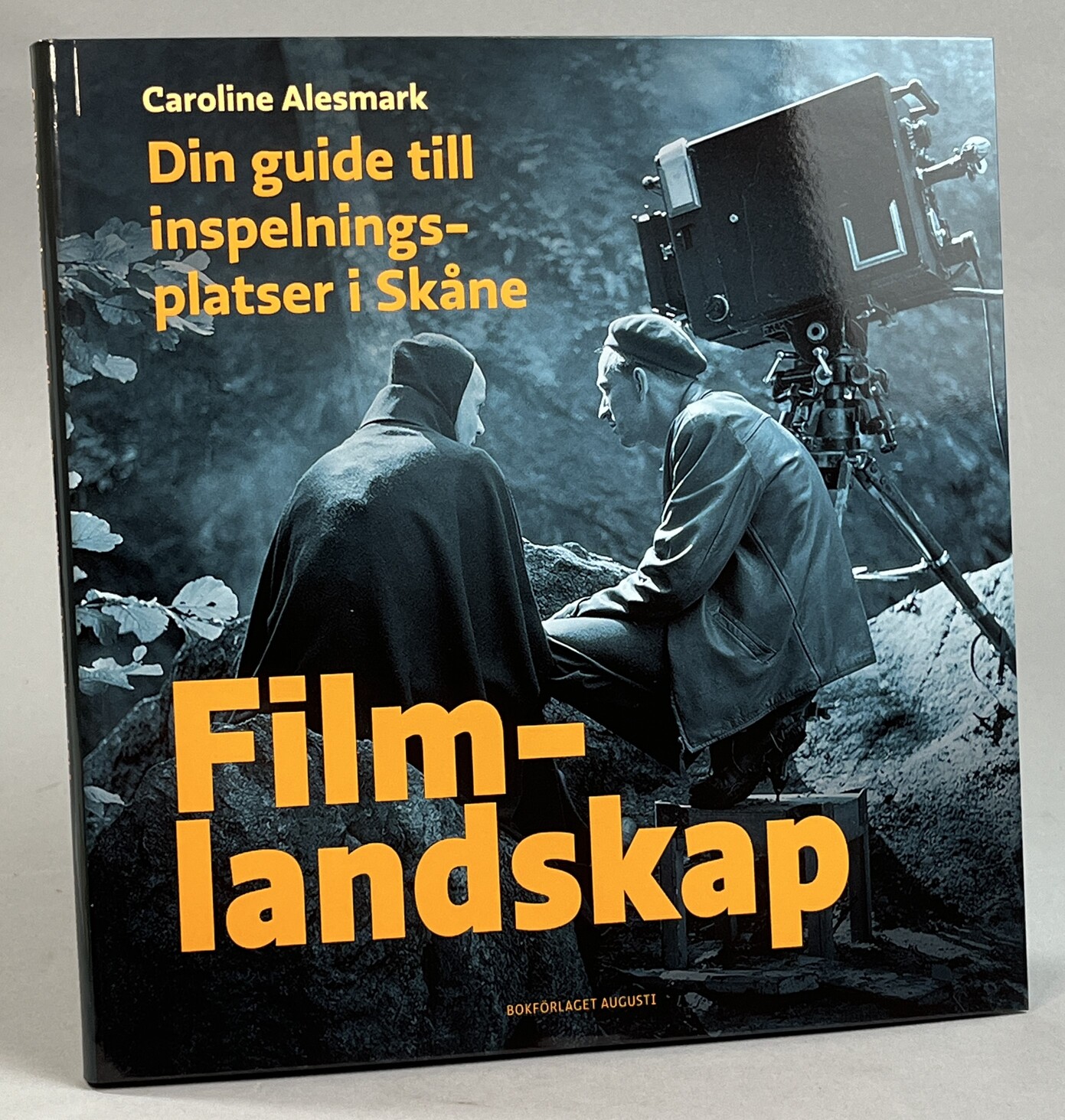 Filmlandskap. Din guide till inspelningsplatser i Sverige. [Utg. av] Bokförlaget Augusti.